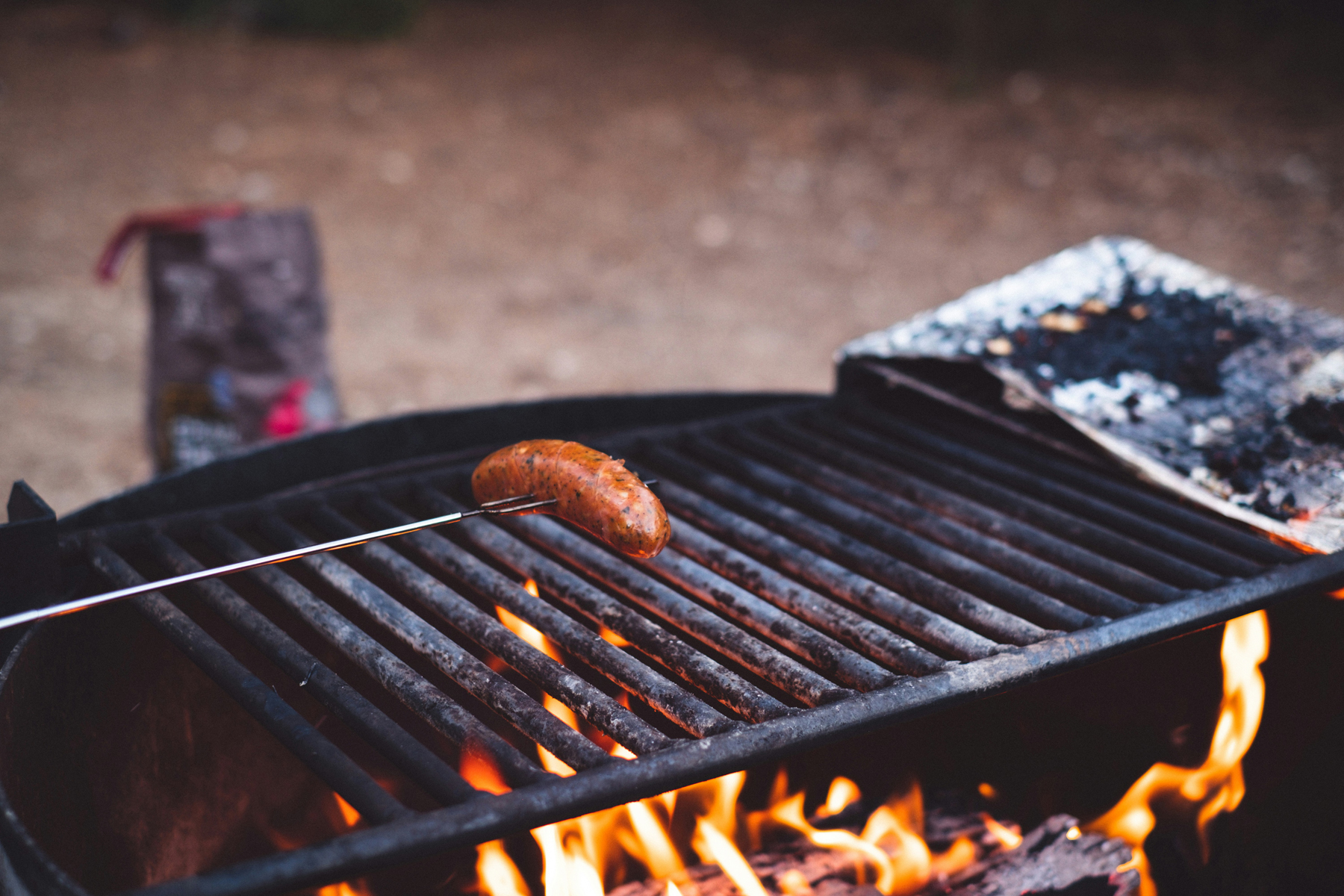 Stark verschmutzter Grillrost mit eingebrannten Rückständen