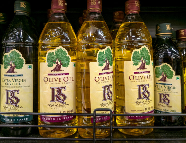 Flasche Pflegeöl neben einem Grillrost