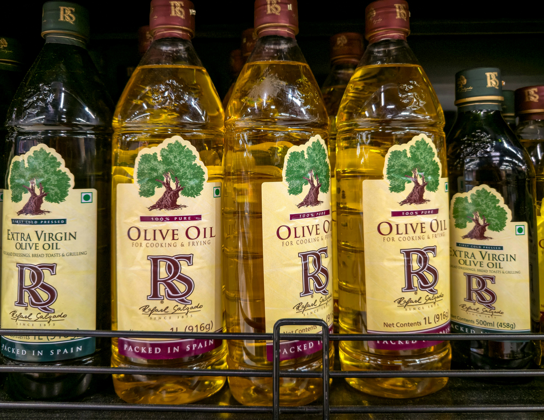 Flasche Pflegeöl neben einem Grillrost