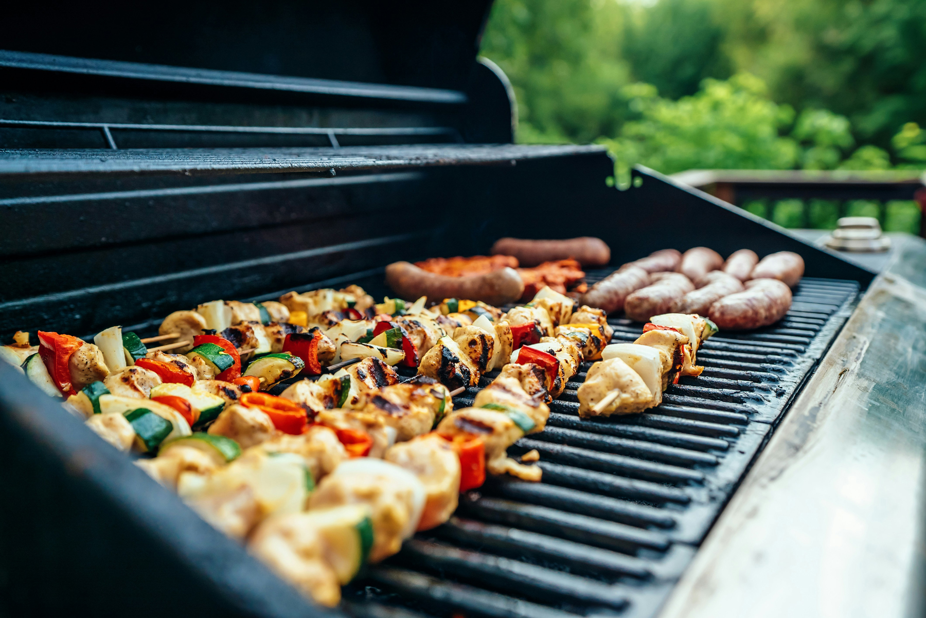 Grill im Einsatz im Garten während des Sommers