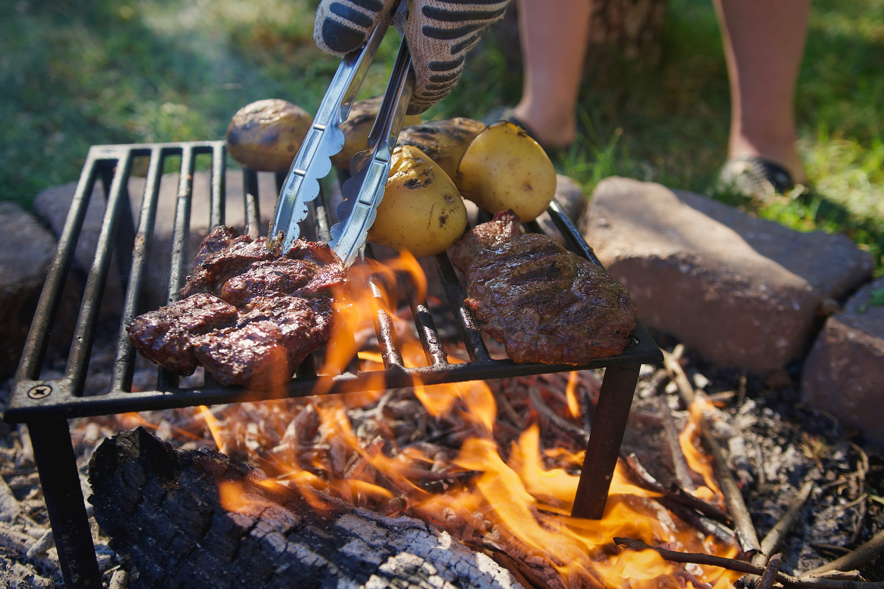 Grillrost wird bei hoher Hitze erhitzt und gereinigt