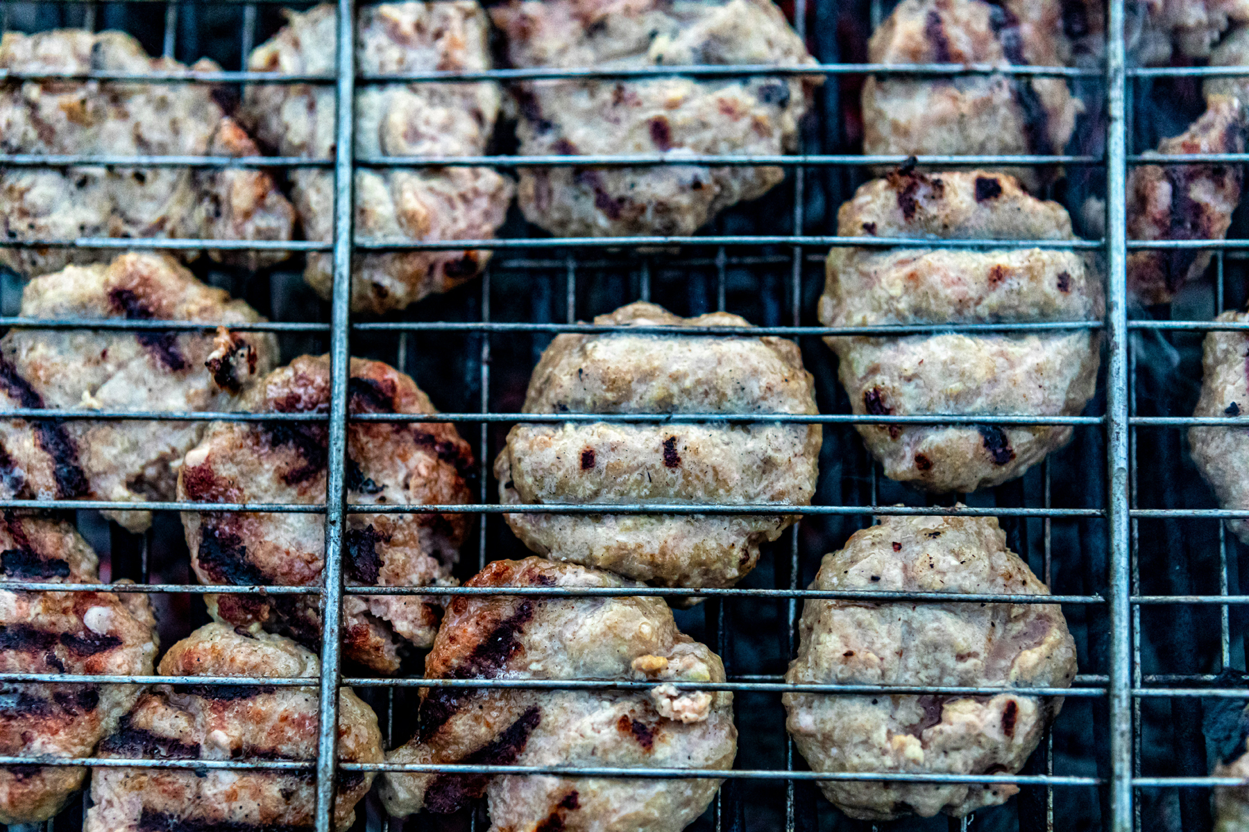 Grillrost wird mit Wasser abgespült
