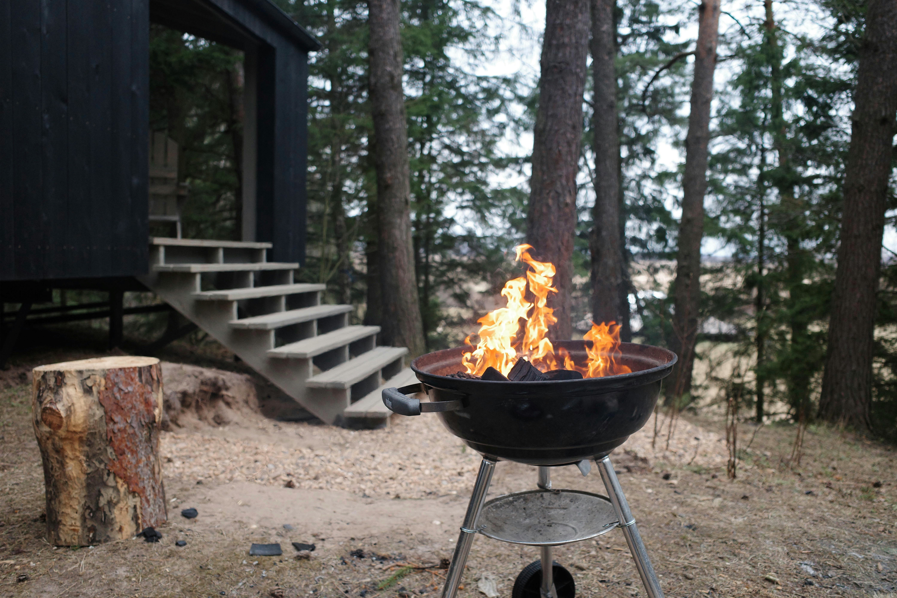 Vernachlässigter Grillrost nach längerer Lagerung im Freien