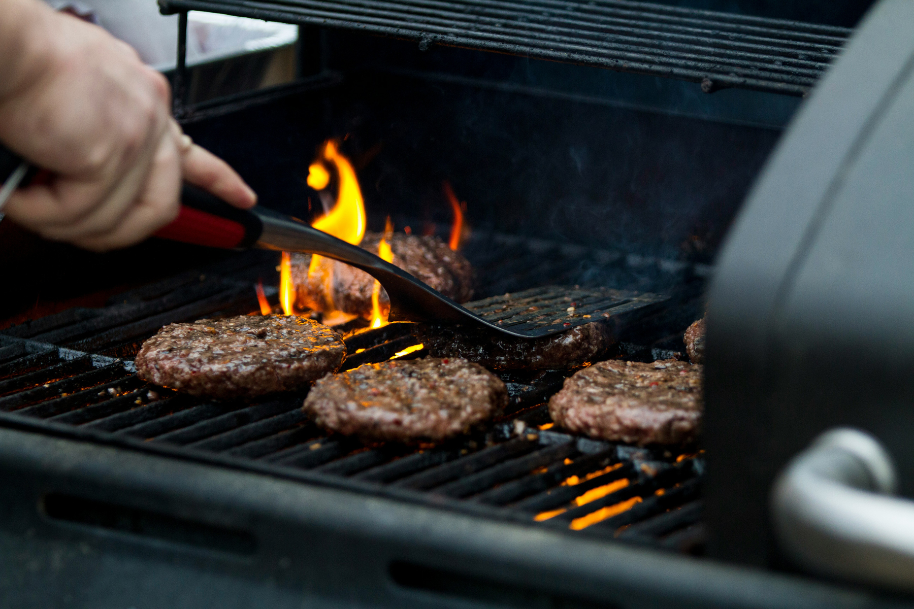 Grillbürste auf einem Grillrost
