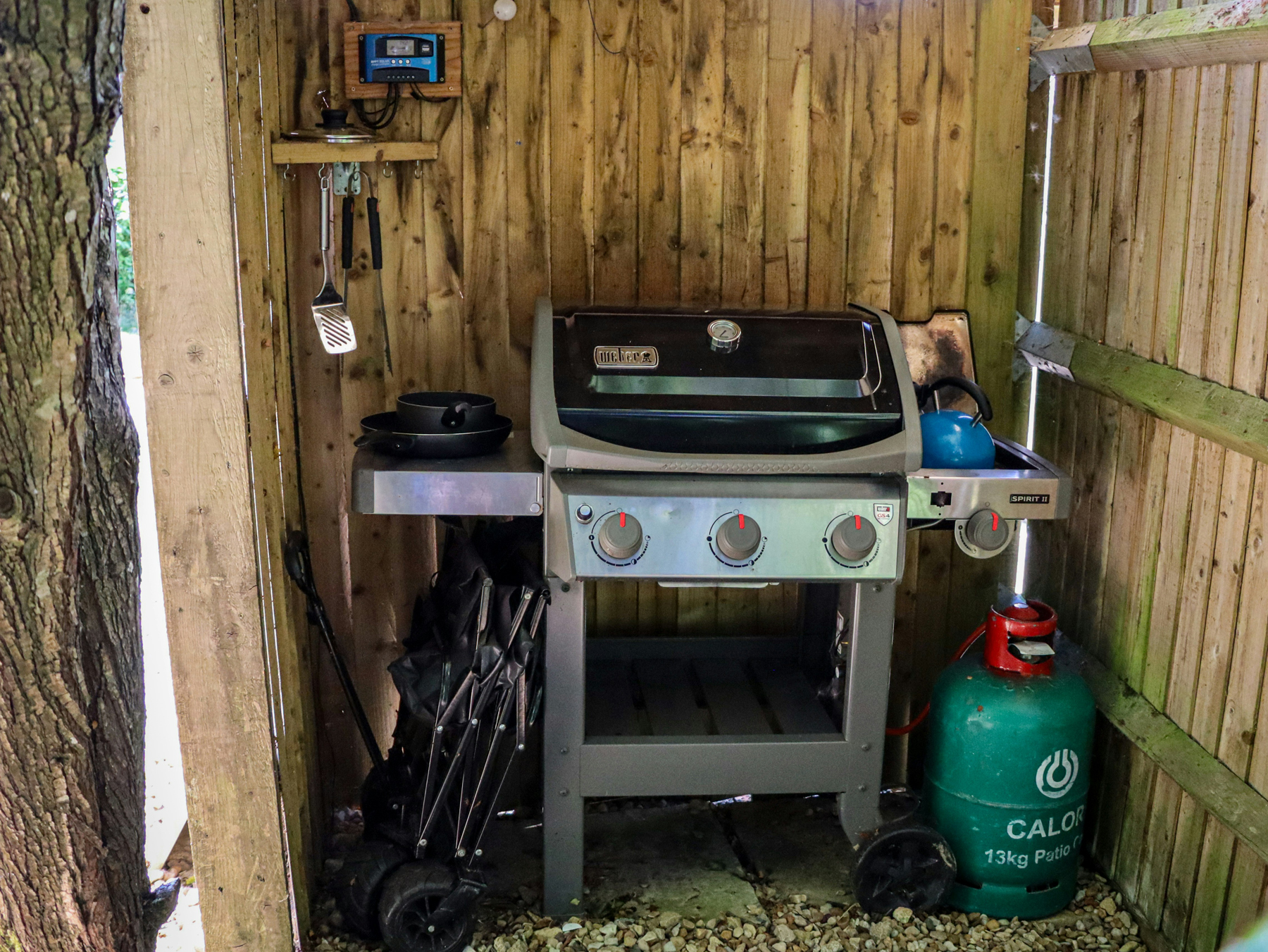 Gasgrill mit Gussrost im Garten