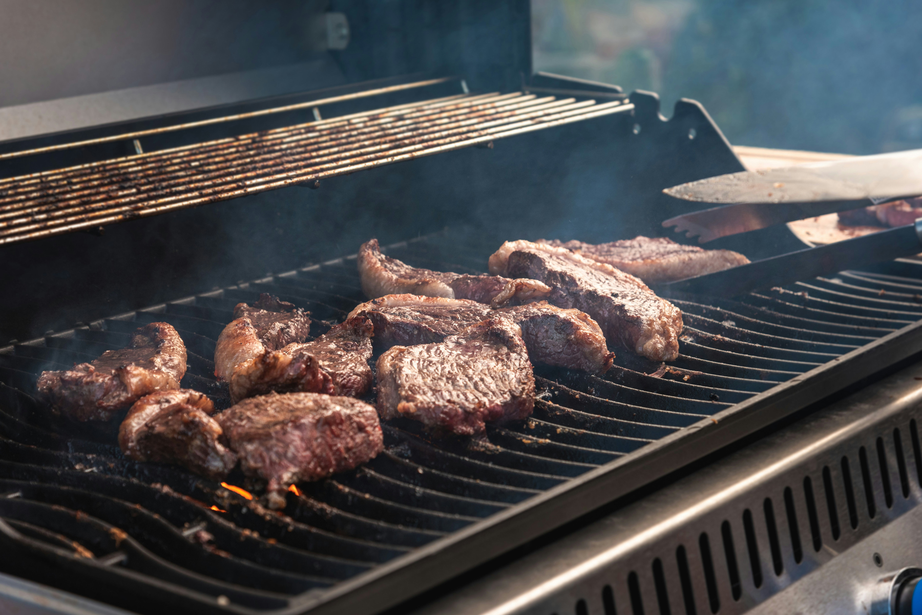 Küchenpapier und Tuch zur Reinigung eines Grillrostes