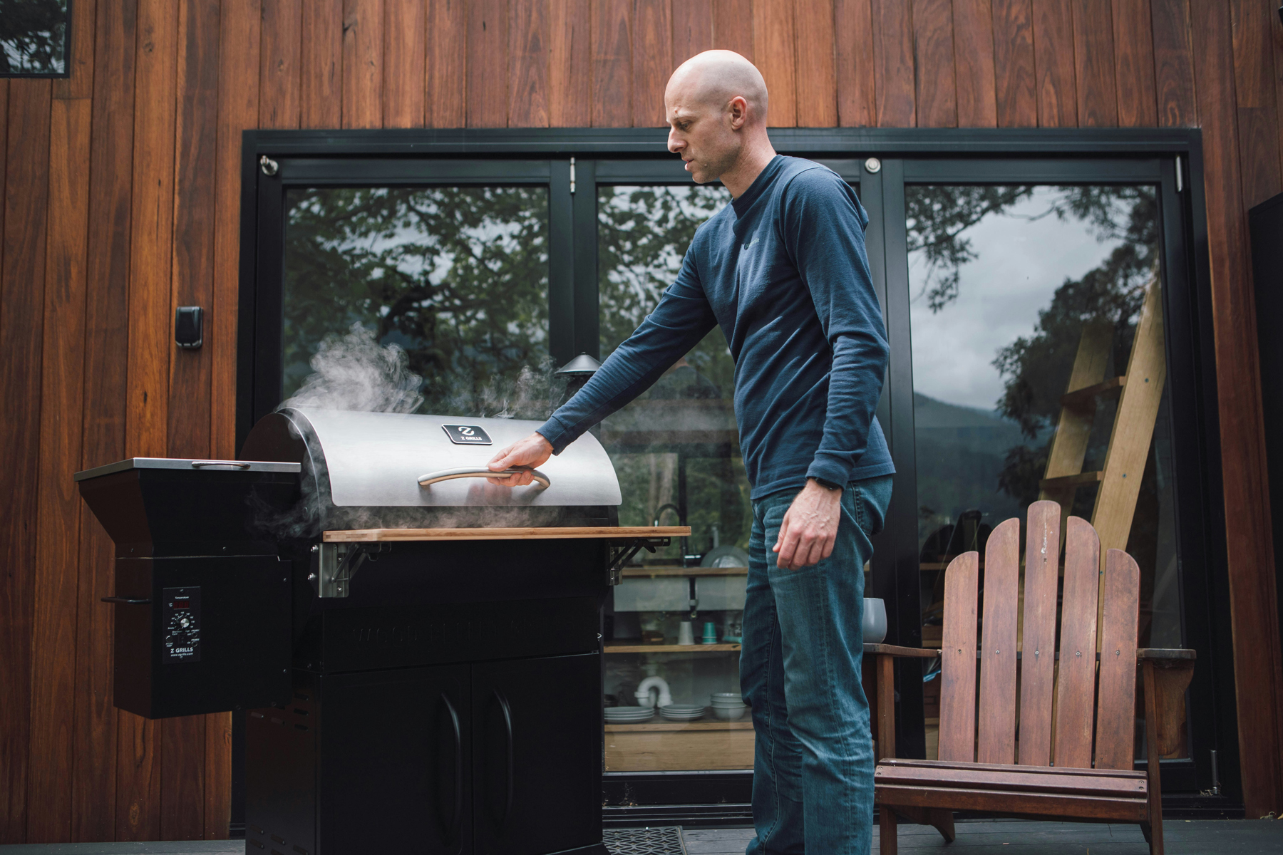 Gepflegter Grillrost auf einem Außengrill