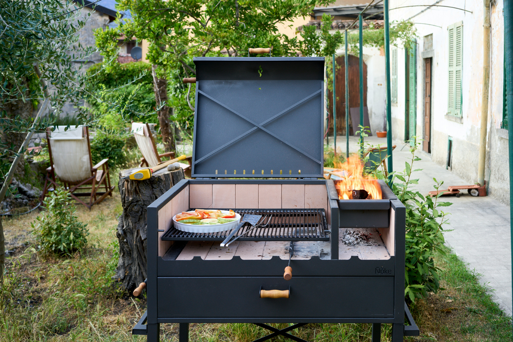 Grill wird vor dem Kochen im Freien aufgeheizt