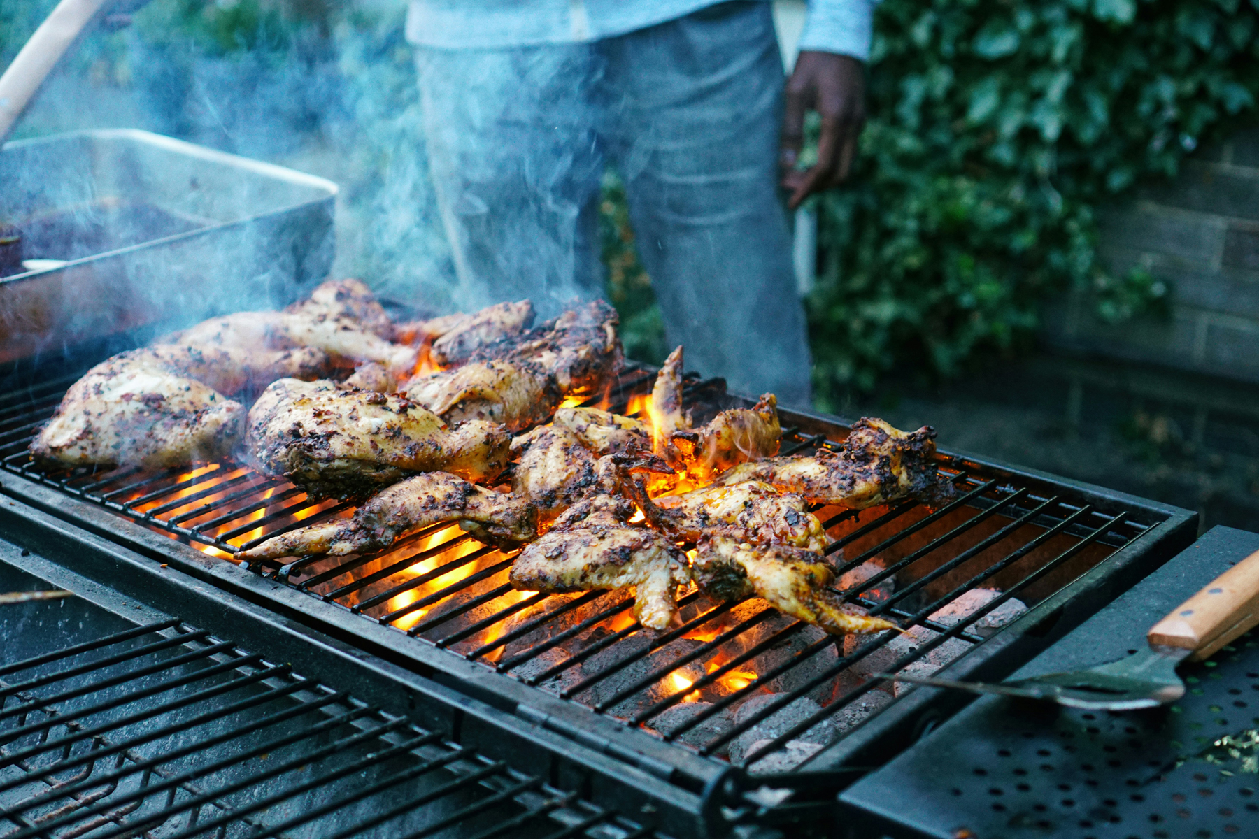 Grillrost mit schwarzen Ablagerungen und Verbrennungsrückständen