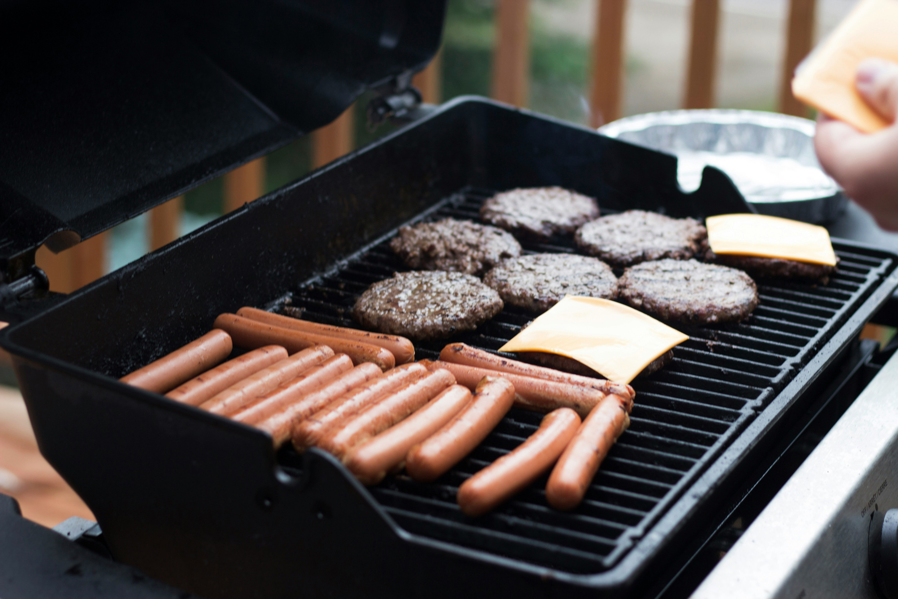 Sauberer Grillrost auf einem Außengrill